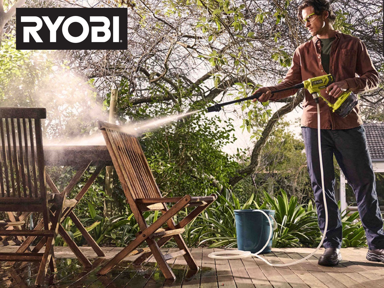 Ryobi® : Zoom sur deux nettoyeurs de sols ou de joints et deux pistolets haute  pression 18V ONE+™ sur batterie.