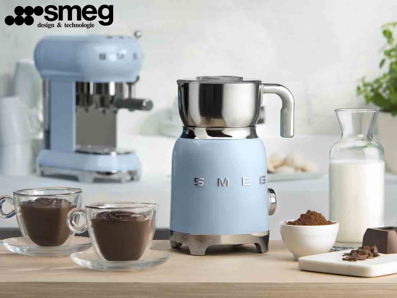 Pour des boissons réconfortantes, Smeg présente sa chocolatière/mousseur de lait