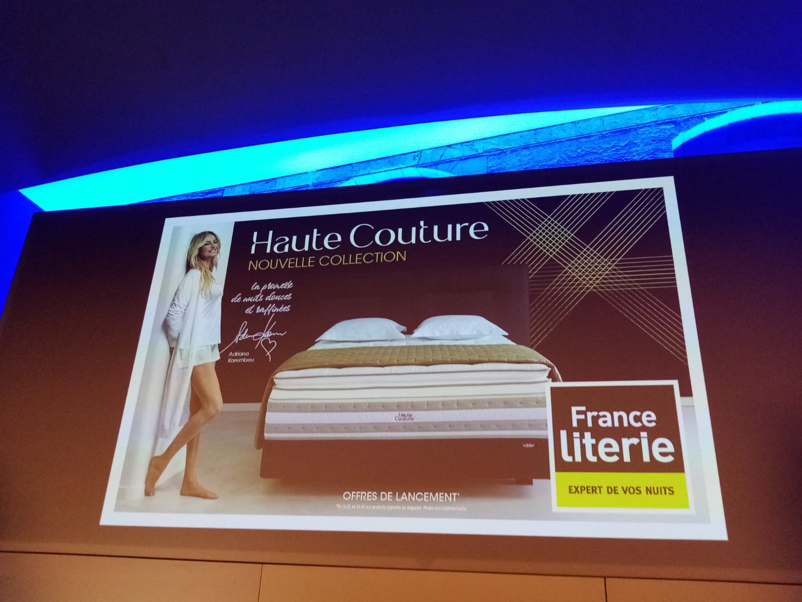 France Literie mise sur le Prestige à la Française, et prend comme icône Adriana Karembeu pour