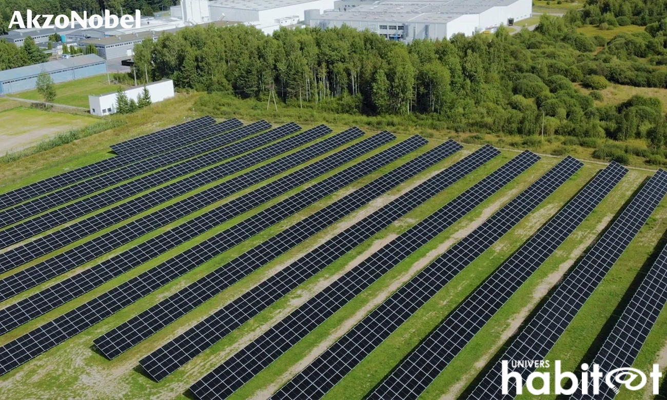 Champs de panneaux solaires au sein du site AkzoNobel de Pilawa, en Pologne